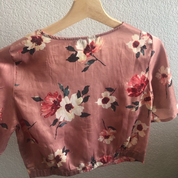 A pink floral crop top only worn once - Picture 5 of 5